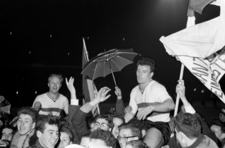 Europa Cup 1. Feyenoord tegen Reims 1-1. Kreijermaat en Kruiver (links)op de sc…, Bestanddeelnr 914-9213