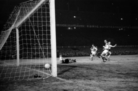 Europa Cup 1. Feyenoord tegen Reims 1-1. Op voorzet van Coen Moulijn scoort Krui, Bestanddeelnr 914-9218