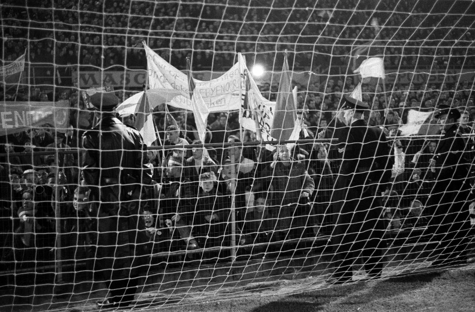 Europa Cup 1. Feyenoord tegen Reims 1-1. 26. Supporters met spandoeken, Bestanddeelnr 914-9228