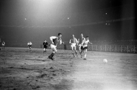 Europa Cup 1. Feyenoord tegen Reims 1-1. Spelmomenten Coen Moulijn tussen drie , Bestanddeelnr 914-9210