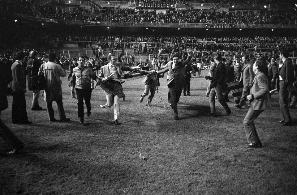 Europacupfinale te Madrid. Ajax tegen AC Milaan 1-4. Supporters op het veld na d, Bestanddeelnr 922-4690