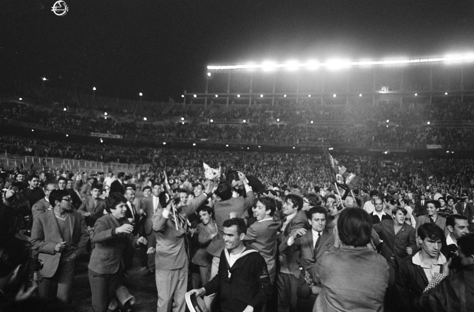 Europacupfinale te Madrid. Ajax tegen AC Milaan 1-4. Supporters op het veld na d, Bestanddeelnr 922-4688