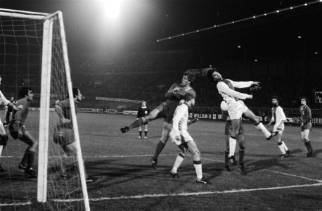 Europa Cup I Ajax tegen Juventus 1-1, La Ling in kopduel met Italiaan, links Sch, Bestanddeelnr 929-5988