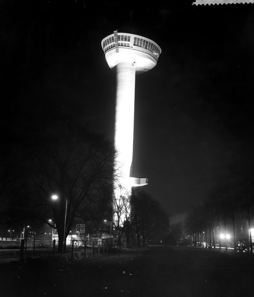 Euromast in het licht bij avond, Bestanddeelnr 910-8027