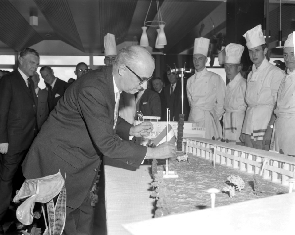 Euromotel geopend door wethouder mr. H.F.C. van Wijck (hijst de vlag op de maque, Bestanddeelnr 914-0939
