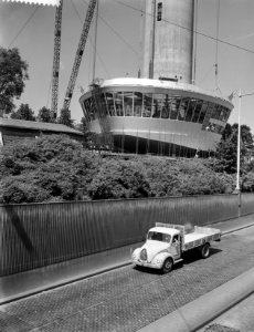 Euromast, restaurant wordt naar top gehesen, Bestanddeelnr 910-4963