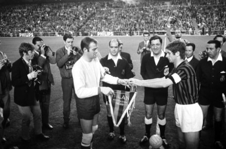 Europacupfinale te Madrid. Ajax tegen AC Milaan 1-4. Toss aan het begin van de w, Bestanddeelnr 922-4699