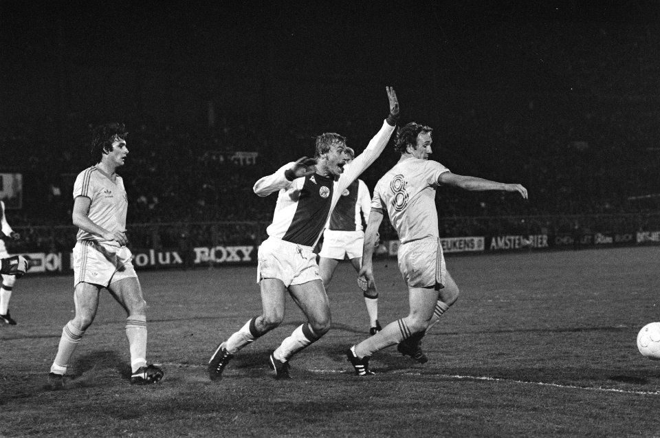 Europa Cup I wedstrijd Ajax tegen Nottingham Forest 0-1 Schoenaker (m) en Lerby, Bestanddeelnr 930-7888
