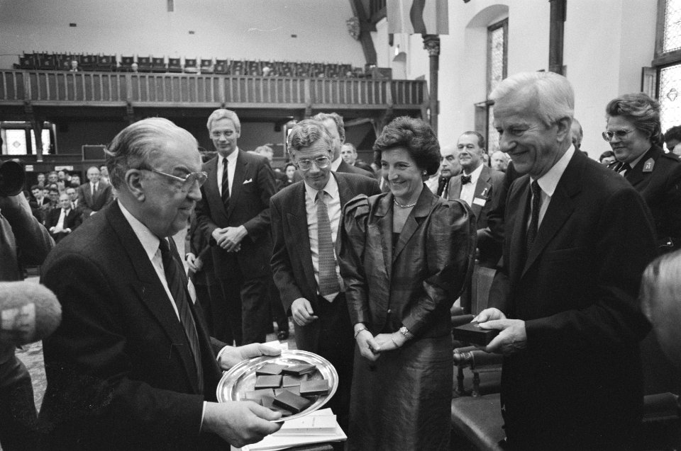 Europa Congres in Ridderzaal Den Haag prinses Margriet e.a. krijgen ecus, Bestanddeelnr 934-2441