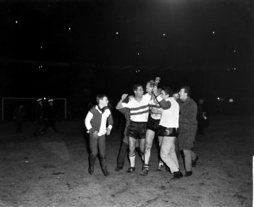 Europa Cup 1. Feyenoord tegen Reims 1-1. Van der Gijp en Kruiver tussen supporte, Bestanddeelnr 914-9234