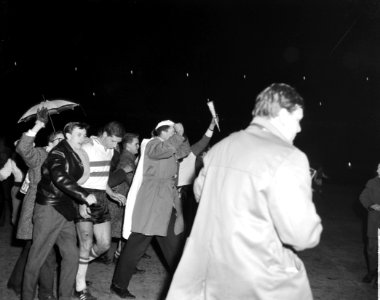Europa Cup 1. Feyenoord tegen Reims 1-1. Supporters op het veld, Bestanddeelnr 914-9235