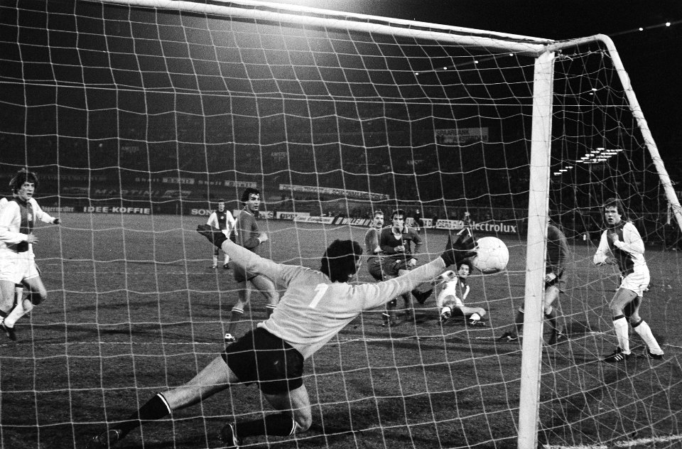 Europa Cup I Ajax tegen Juventus 1-1, Van Dord (op de grond) scoort 1-0, langs k, Bestanddeelnr 929-5986