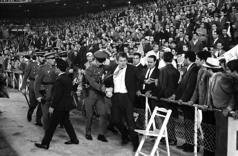 Europacupfinale te Madrid. Ajax tegen AC Milaan 1-4. Supporters worden weggeleid, Bestanddeelnr 922-4685