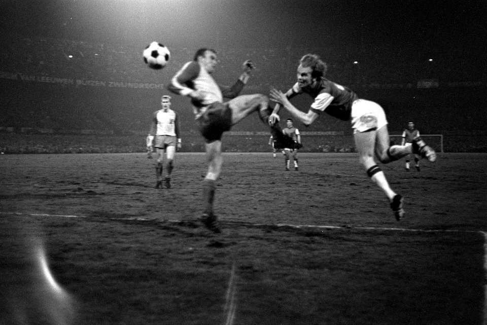 Europacup 1. Feyenoord tegen Vorwarts Berlin 2-0. Geels (rechts) in duel met Mul, Bestanddeelnr 923-3599