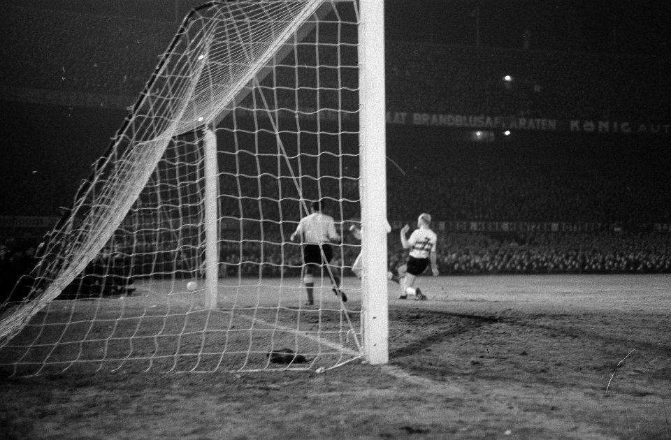 Europa Cup 1. Feyenoord tegen Reims 1-1. Spelmomenten Piet Kruiver schiet naast, Bestanddeelnr 914-9211