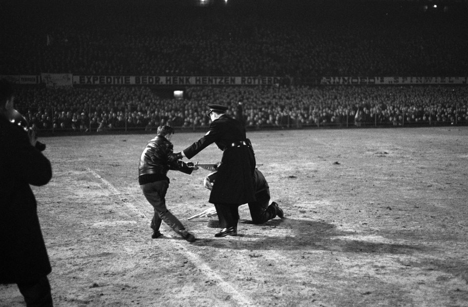 Europa Cup 1. Feyenoord tegen Reims 1-1. Politie haalt supporters van het veld, Bestanddeelnr 914-9225