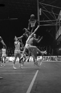 Europa Cup Basketbal. Haarlem Flamingo's -Vorwärts Leipzig (70-75). Renzenbrink…, Bestanddeelnr 921-8581