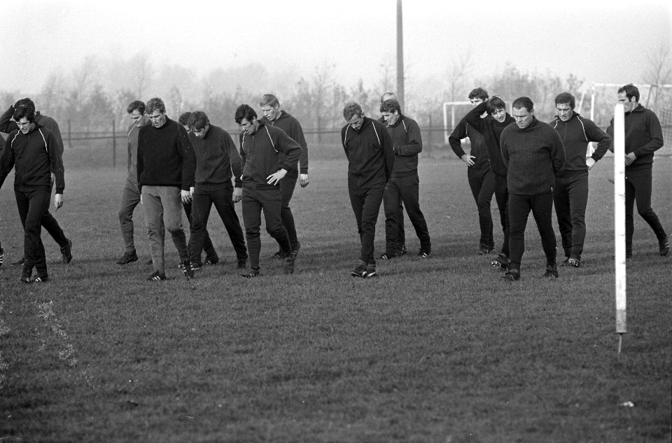 Europa-cup, Ajax traint bij Wassenaar vermoeid na de training, v.l.n.r. Bals, Ke, Bestanddeelnr 921-8444