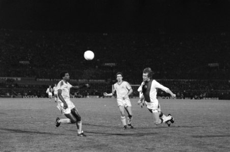 Europa Cup I wedstrijd Ajax tegen Nottingham Forest 0-1 Jensen (r) kopt op doel, Bestanddeelnr 930-7890