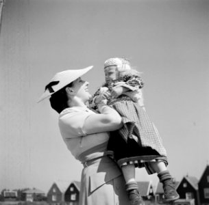 Etty Doeve met een kindje op Marken, Bestanddeelnr 254-2185