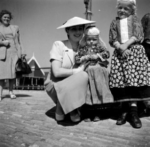 Etty Doeve op Marken met twee kinderen, Bestanddeelnr 254-2190