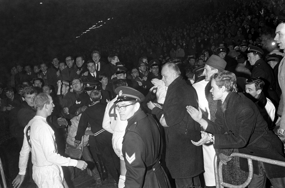 Europacup I. Ajax tegen Liverpool 5-1, Henk Groot verlaat veld, Bestanddeelnr 919-8585