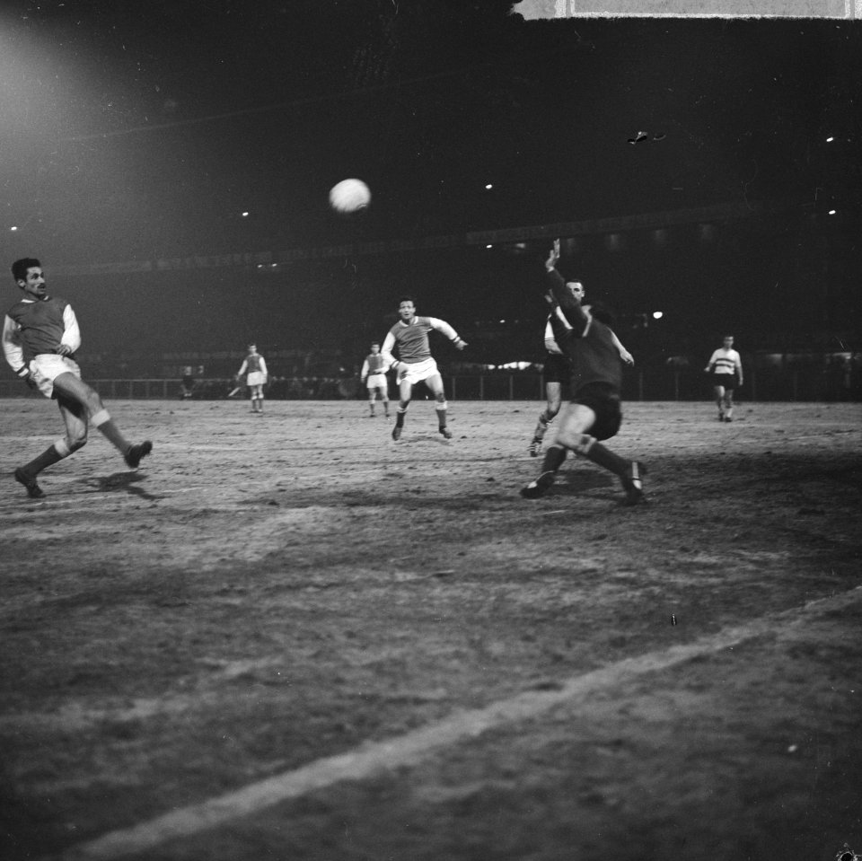 Europa Cup 1. Feyenoord tegen Reims 1-1. Het enige doelpunt van Reims. Akesbi sc, Bestanddeelnr 914-9216