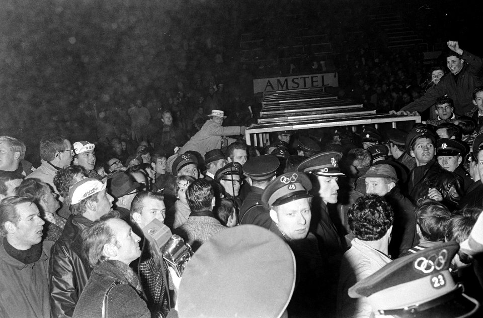 Europacup I. Ajax tegen Liverpool 5-1, drukte bij spelerstunnel, Bestanddeelnr 919-8586
