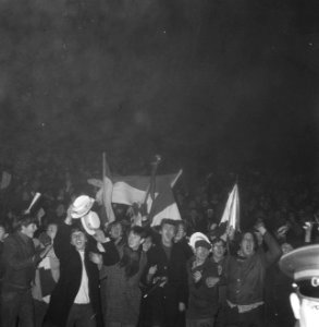 Europacup I. Ajax tegen Liverpool 5-1, supporters met spandoek en vlaggen, Bestanddeelnr 919-8579