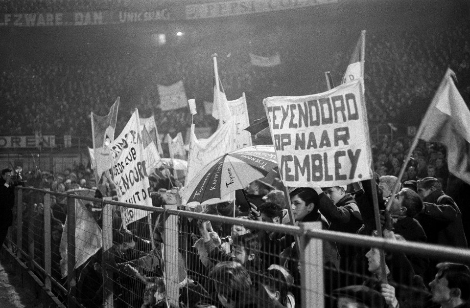 Europa Cup 1. Feyenoord tegen Reims 1-1. De Feijenoordsupporters met spandoeken, Bestanddeelnr 914-9222