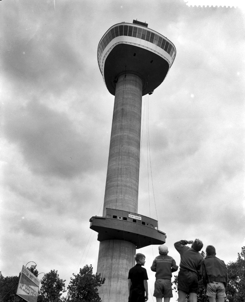 Euromast met zijn scheepsbrug in Rotterdam, Bestanddeelnr 910-6716