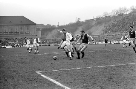Europacup I kwartfinale. Dukla Praag tegen Ajax 2-1, Piet Keizer in duel met Duk, Bestanddeelnr 920-1435