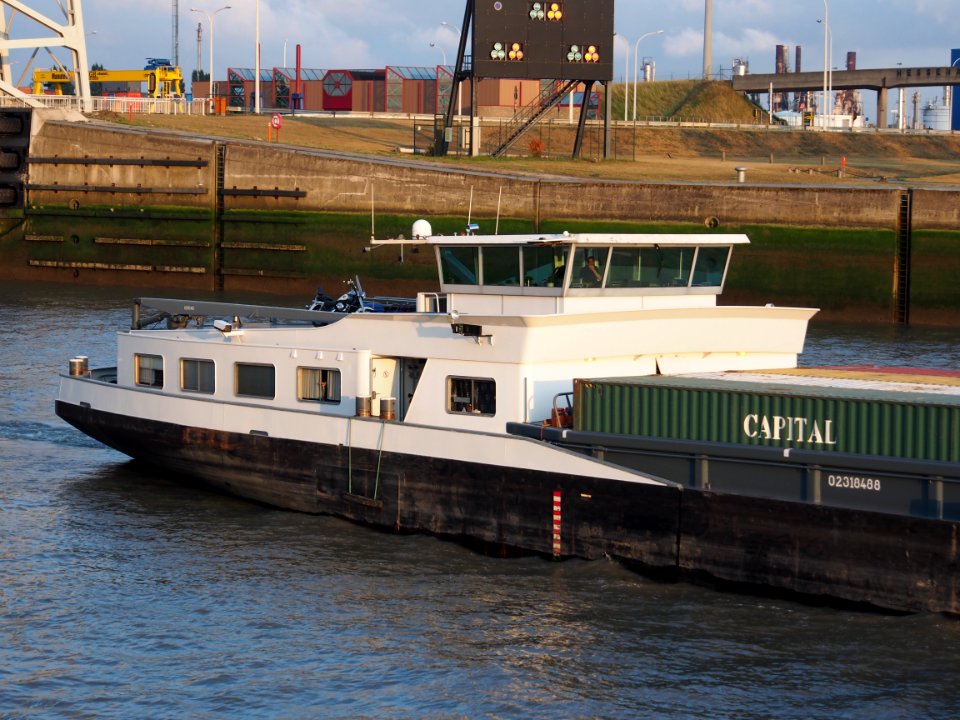 Euronavi - ENI 02318488 leaving Berendrechtsluis, Port of Antwerp pic3