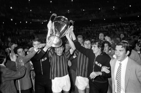 Europacupfinale te Madrid. Ajax tegen AC Milaan 1-4, spelers van Milaan met de …, Bestanddeelnr 922-4664