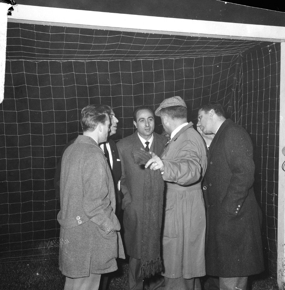 Europacup I. Ajax tegen Liverpool 5-1, de heren Van Praag (l), scheidsrechter Sb, Bestanddeelnr 919-8573