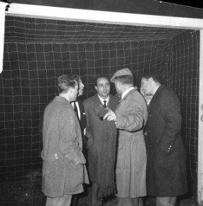 Europacup I. Ajax tegen Liverpool 5-1, de heren Van Praag (l), scheidsrechter Sb, Bestanddeelnr 919-8573