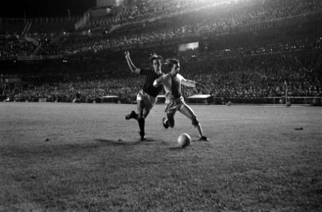 Europacupfinale te Madrid. Ajax tegen AC Milaan 1-4, Johan Cruijff in actie, Bestanddeelnr 922-4662