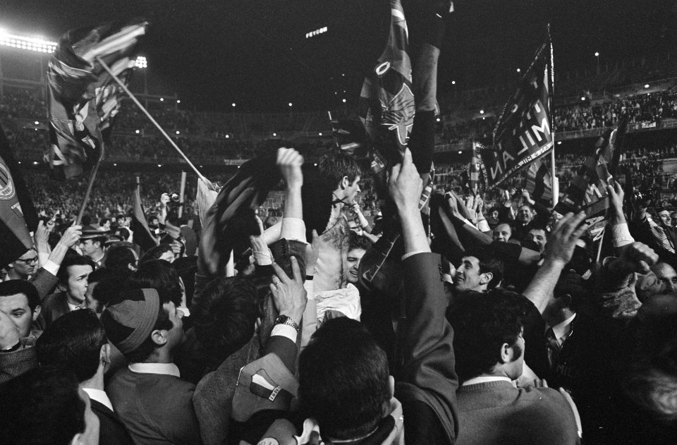 Europacupfinale te Madrid. Ajax tegen AC Milaan 1-4. Supporters op het veld na d, Bestanddeelnr 922-4687
