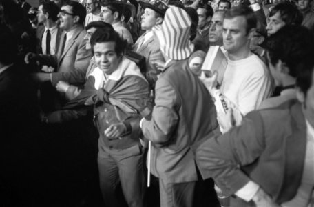 Europacupfinale te Madrid. Ajax tegen AC Milaan 1-4. Supporters op het veld na d, Bestanddeelnr 922-4691