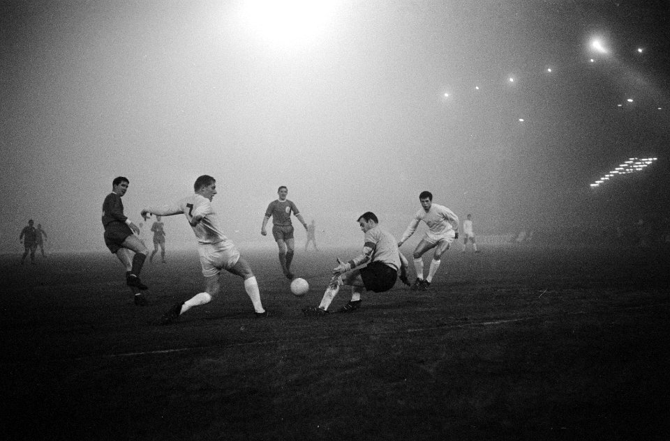 Europacup I. Ajax tegen Liverpool 5-1, spelmomenten, aanval Liverpool. Vlnr. To…, Bestanddeelnr 919-8582