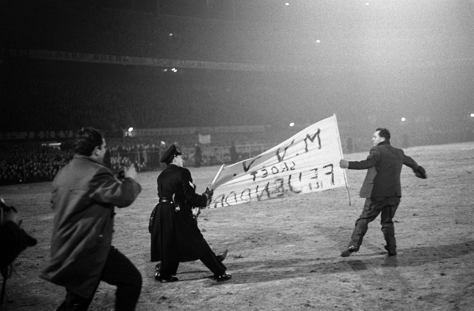 Europa Cup 1. Feyenoord tegen Reims 1-1. Politie haalt supporters van het veld, Bestanddeelnr 914-9223