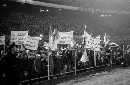 Europa Cup 1. Feyenoord tegen Reims 1-1. Supporters met spandoeken, Bestanddeelnr 914-9226