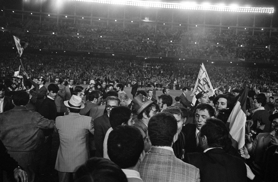 Europacupfinale te Madrid. Ajax tegen AC Milaan 1-4. Supporters op het veld na d, Bestanddeelnr 922-4686