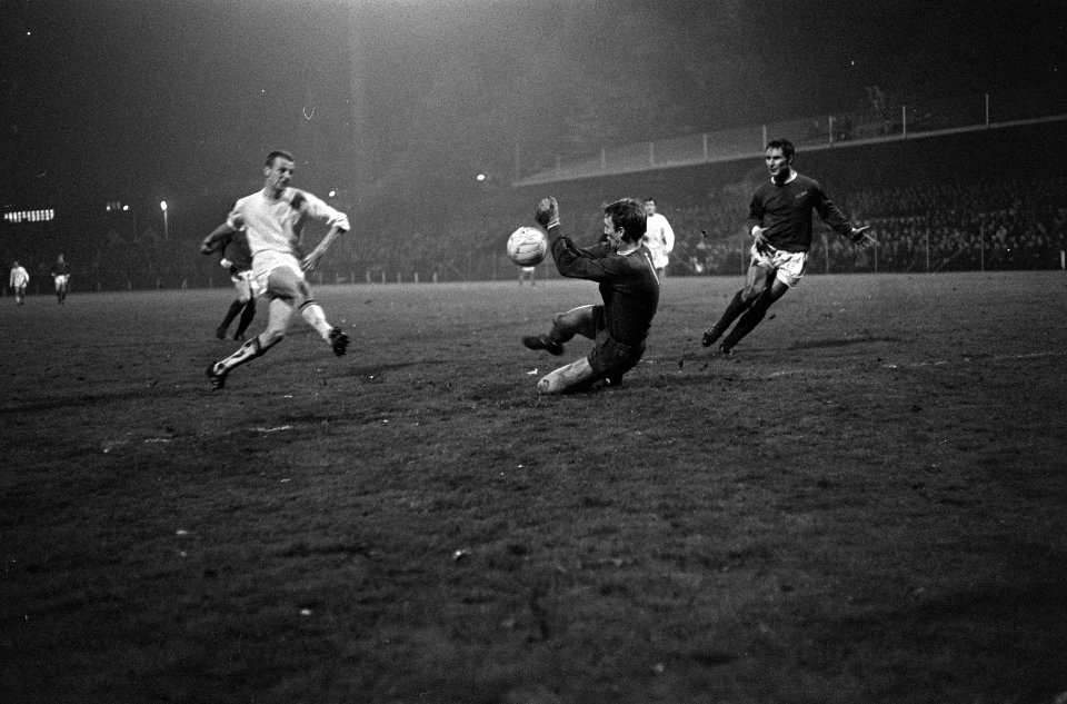 Europa Cup II NAC tegen Cardiff City 1-1 Jan van Gorp (links) lost schot, keepe, Bestanddeelnr 920-8573
