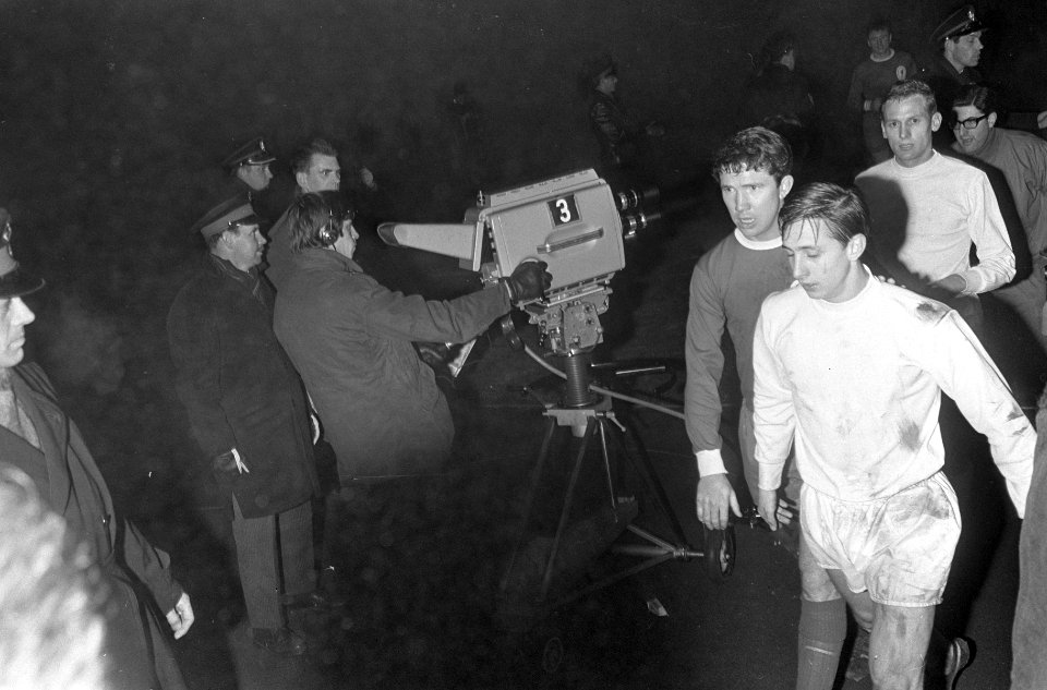 Europacup I. Ajax tegen Liverpool 5-1, Cruijff (met links Yeats) en Nuninga gaan, Bestanddeelnr 919-8572