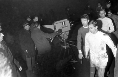 Europacup I. Ajax tegen Liverpool 5-1, Cruijff (met links Yeats) en Nuninga gaan, Bestanddeelnr 919-8572