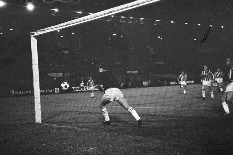 Europacup DWS tegen Fenerbahçe 3-1 Kopbal van Geurtsen, keeper Ali grijpt mis, Bestanddeelnr 916-8865