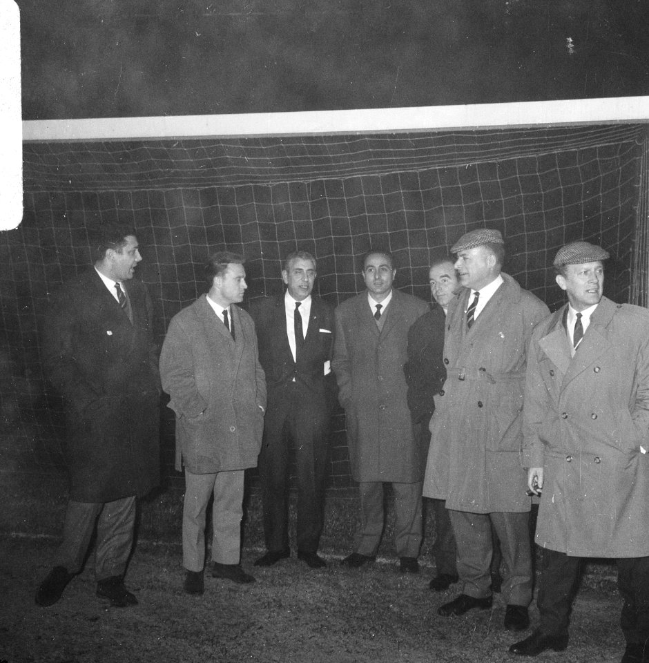 Europacup I. Ajax tegen Liverpool 5-1, de heren Van Praag (l), scheidsrechter Sb, Bestanddeelnr 919-8574