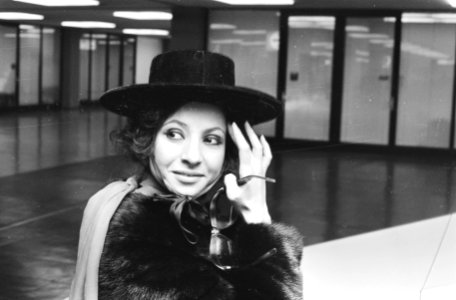 Esther Ofarim , Israelische zangeres, arriveert op Schiphol kop met hoed, Bestanddeelnr 924-1692