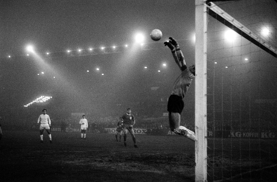 Europacup I. Ajax tegen Liverpool 5-1, aanval Liverpool, Bals plukt de bal, link, Bestanddeelnr 919-8568